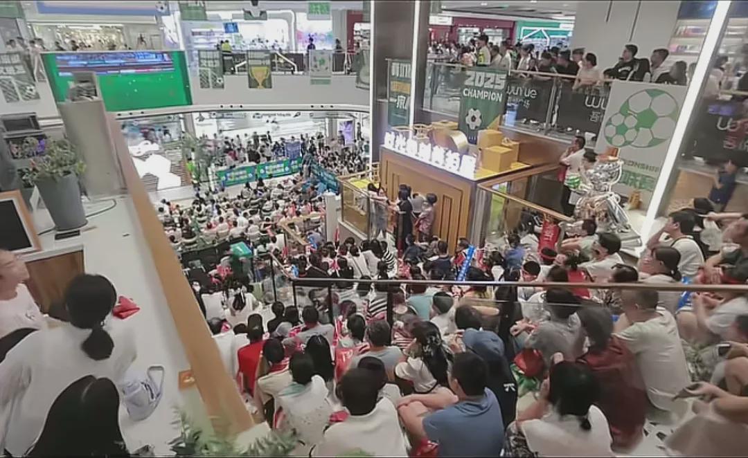 火爆的苏超联赛,让江苏各城市线下商场人气爆棚,市民涌入看球
