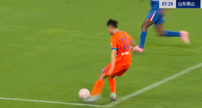 鲁沪大战争议判罚！马纳法手球逃点，媒体人：麦麦提江看都不看