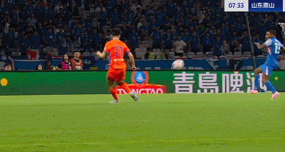 鲁沪大战争议判罚！马纳法手球逃点，媒体人：麦麦提江看都不看