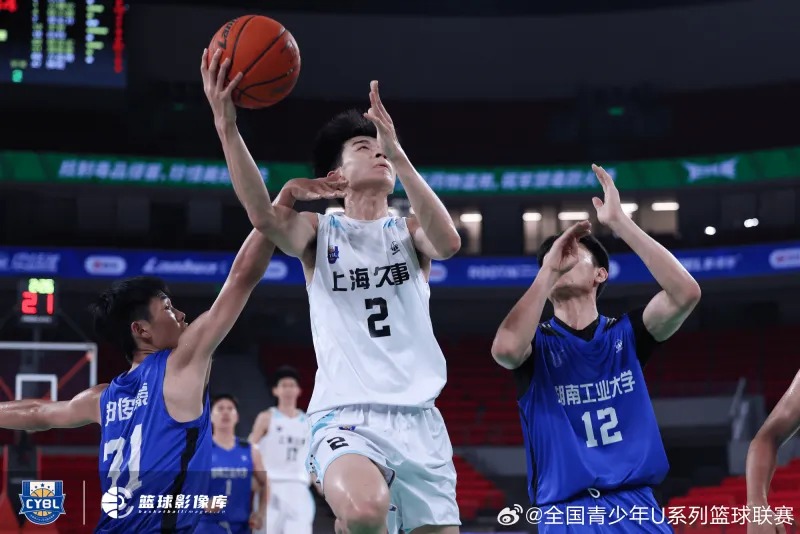 上海U21男篮对阵湖南工业大学精彩图集：上海大胜对手20分