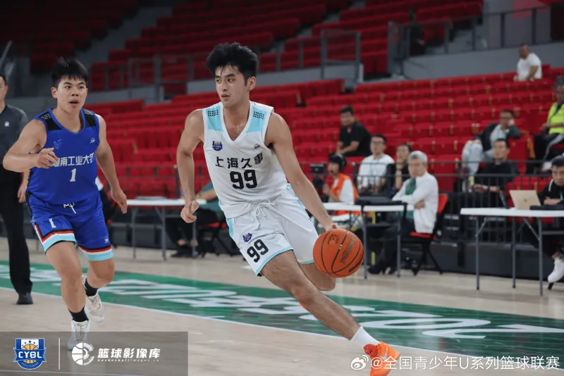 上海U21男篮对阵湖南工业大学精彩图集：上海大胜对手20分