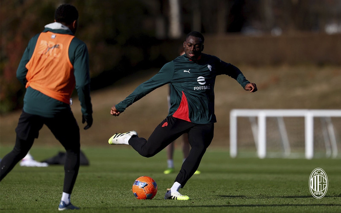 米兰队发布训练组图备战新赛季|ac米兰_新浪体育_新浪新闻