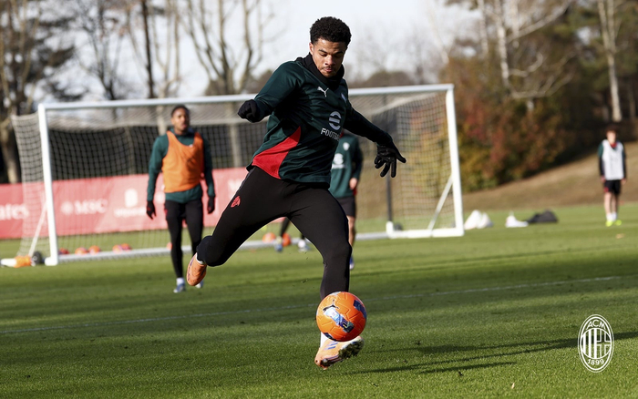 米兰队发布训练组图备战新赛季|ac米兰_新浪体育_新浪新闻