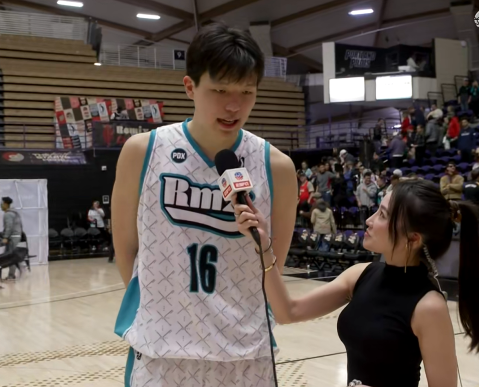 NG体育线上入口-10个助攻变2个，杨瀚森三双没了！8次秒传猪队友却吐饼，不如CBA