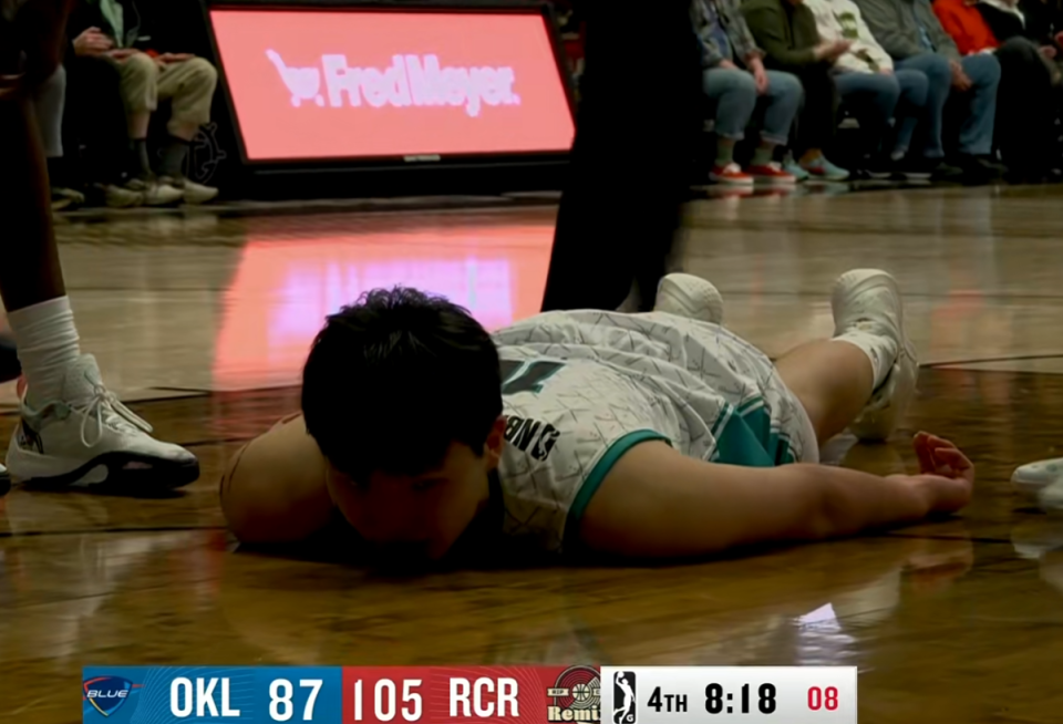 NG体育线上入口-10个助攻变2个，杨瀚森三双没了！8次秒传猪队友却吐饼，不如CBA