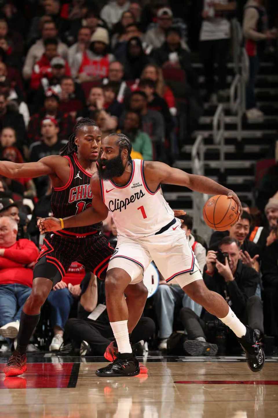 NG体育线上登陆-终结6连胜！哈登24+5+6快船狂输公牛28分 被轰25记三分