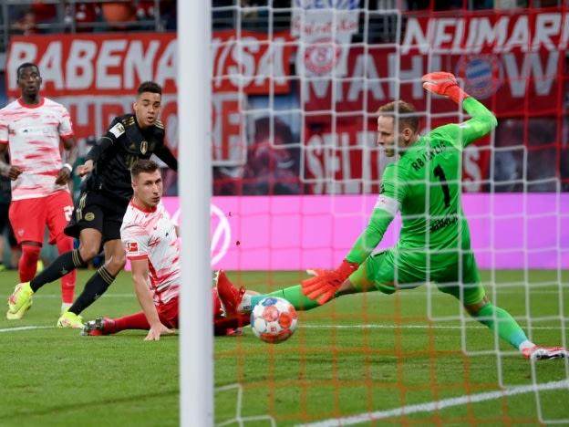 NG体网页登入-拜仁4球击溃德甲亚军 手球双标难掩穆夏拉光芒